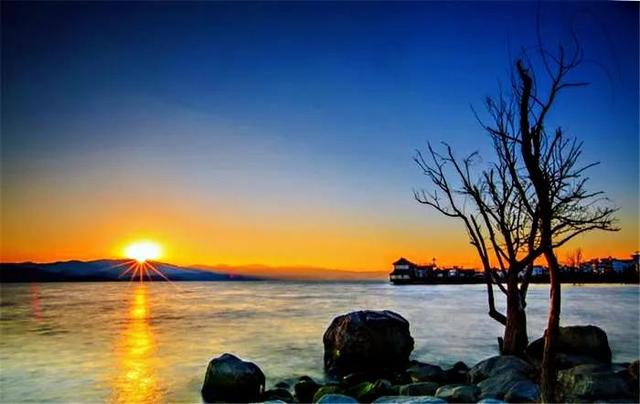 大家推薦一些，比較不錯的旅游圣地吧。個(gè)人更偏好自然景觀(guān)？